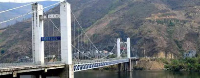 中国首座大跨径公路悬索桥服役17年后被拆除