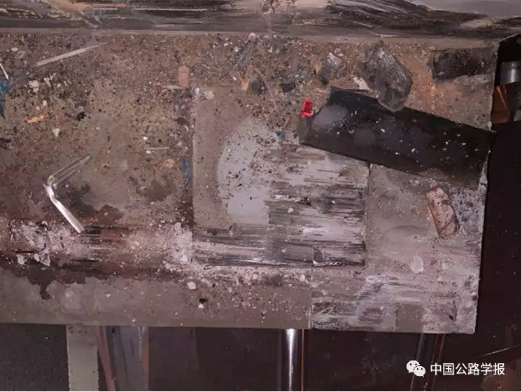 图4-5 北侧掉落支座处的划痕