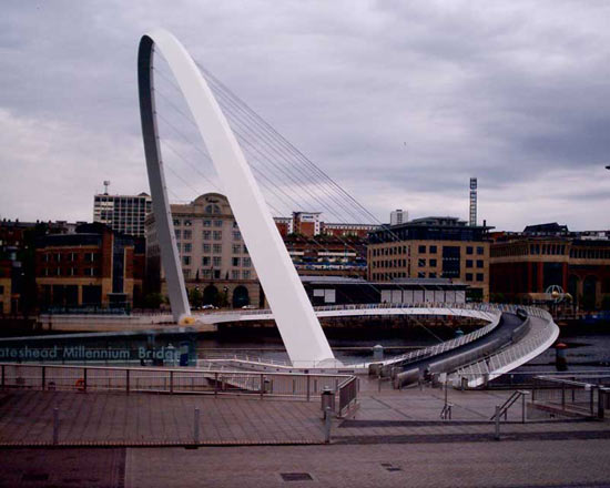 米来宁大桥（Millennium Bridge）圣诞换装