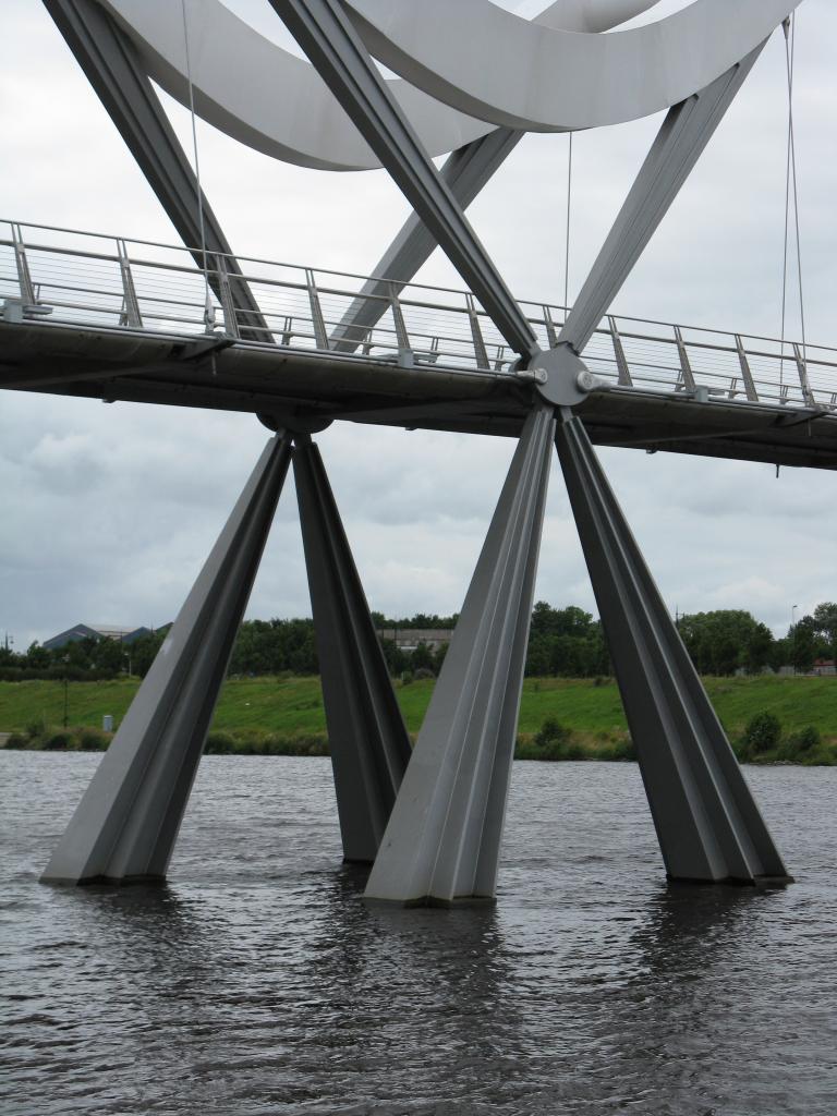 Infinity_bridge_central_pier