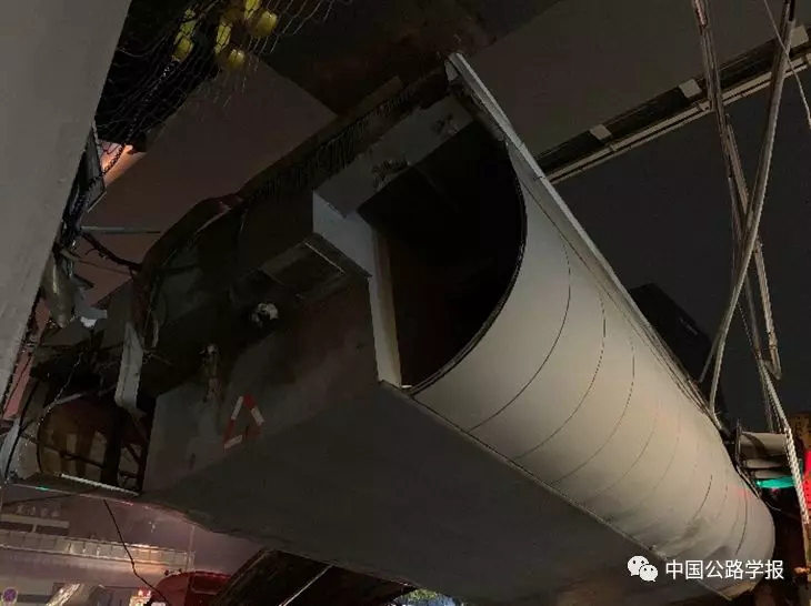 图4-7 支座与钢梁的擦痕